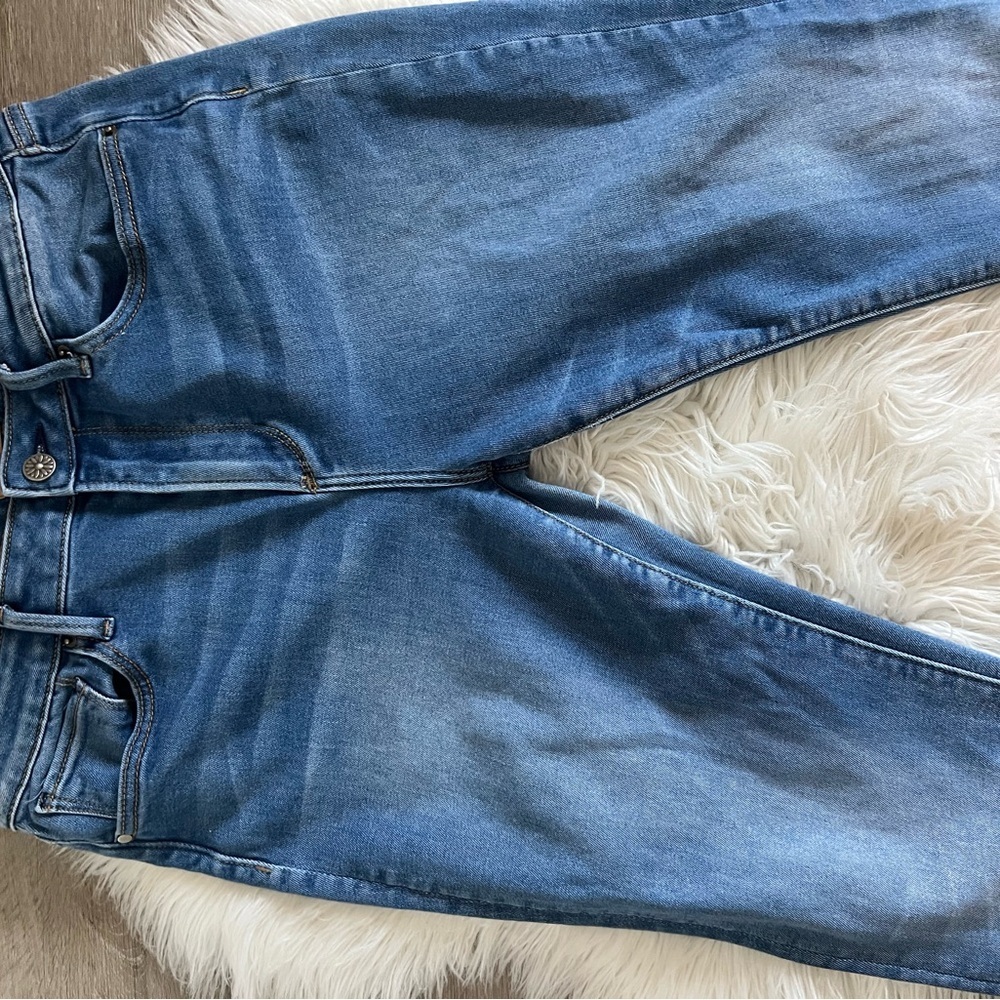 Driftwood Roxy cropped jean. Raw hem. Light blue denim. EUC. Size 30. - Picture 4 of 11